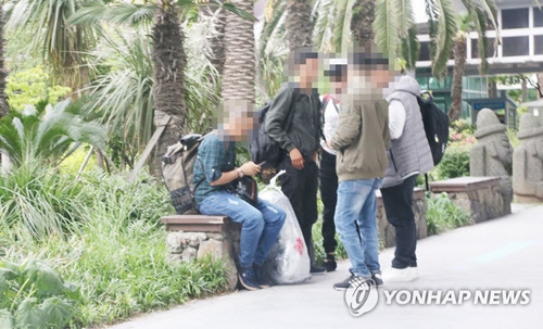 지난달 5일 예멘인들이 제주에 온 후 공항에서 택시를 잡기 위해 기다리고 있다. <연합뉴스>